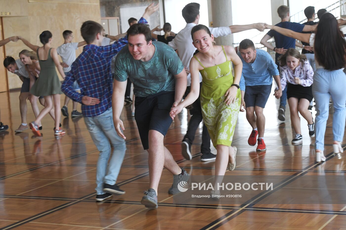 Репетиция школьного вальса в Кремле