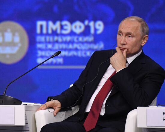 Президент РФ В. Путин на Петербургском международном экономическом форуме. День второй