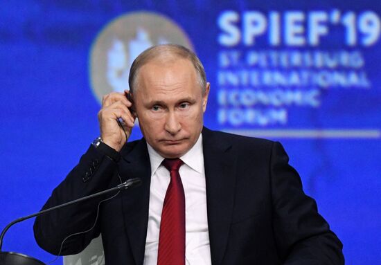 Президент РФ В. Путин на Петербургском международном экономическом форуме. День второй