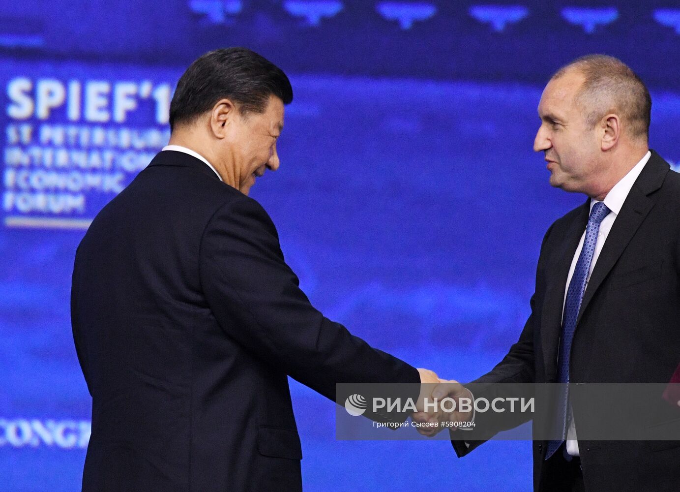 Президент РФ В. Путин на Петербургском международном экономическом форуме. День второй