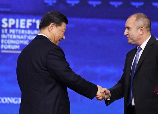 Президент РФ В. Путин на Петербургском международном экономическом форуме. День второй