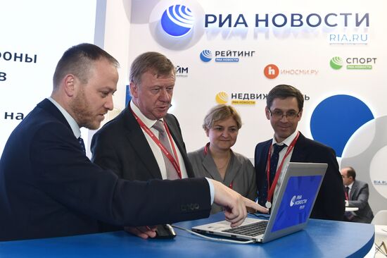 Работа стенда МИА "Россия сегодня" во второй день ПМЭФ