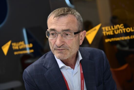 Работа стенда МИА "Россия сегодня" во второй день ПМЭФ