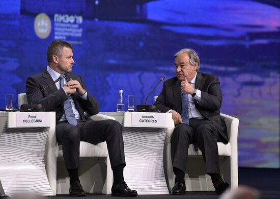 Президент РФ В. Путин на Петербургском международном экономическом форуме. День второй