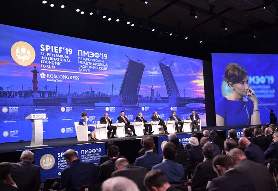 Президент РФ В. Путин на Петербургском международном экономическом форуме. День второй