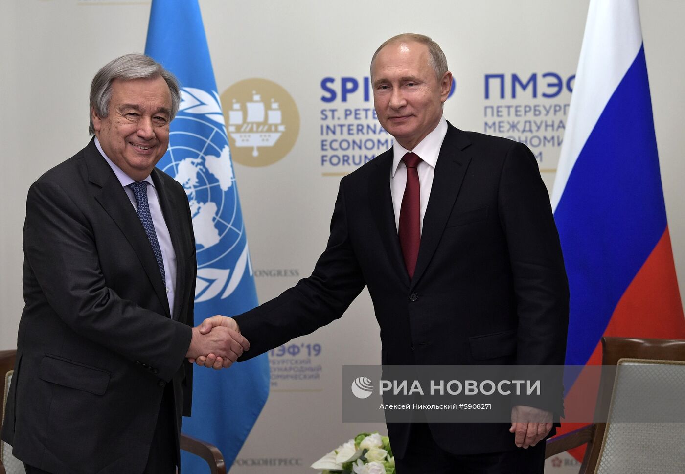 Президент РФ В. Путин на Петербургском международном экономическом форуме. День второй