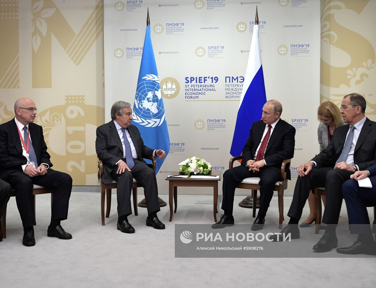 Президент РФ В. Путин на Петербургском международном экономическом форуме. День второй