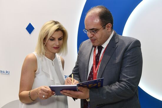 Работа стенда МИА "Россия сегодня" во второй день ПМЭФ