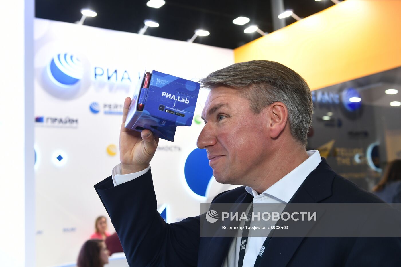 Работа стенда МИА "Россия сегодня" во второй день ПМЭФ