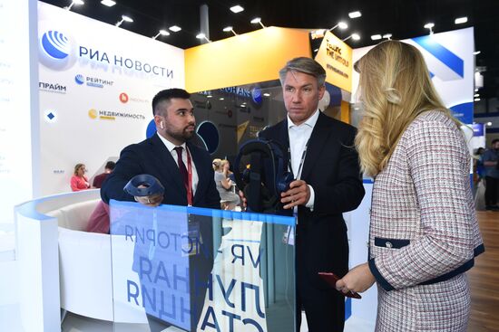 Работа стенда МИА "Россия сегодня" во второй день ПМЭФ