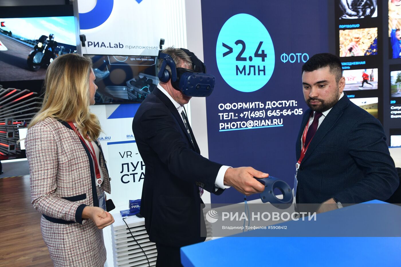 Работа стенда МИА "Россия сегодня" во второй день ПМЭФ