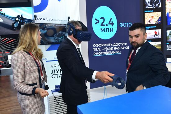 Работа стенда МИА "Россия сегодня" во второй день ПМЭФ