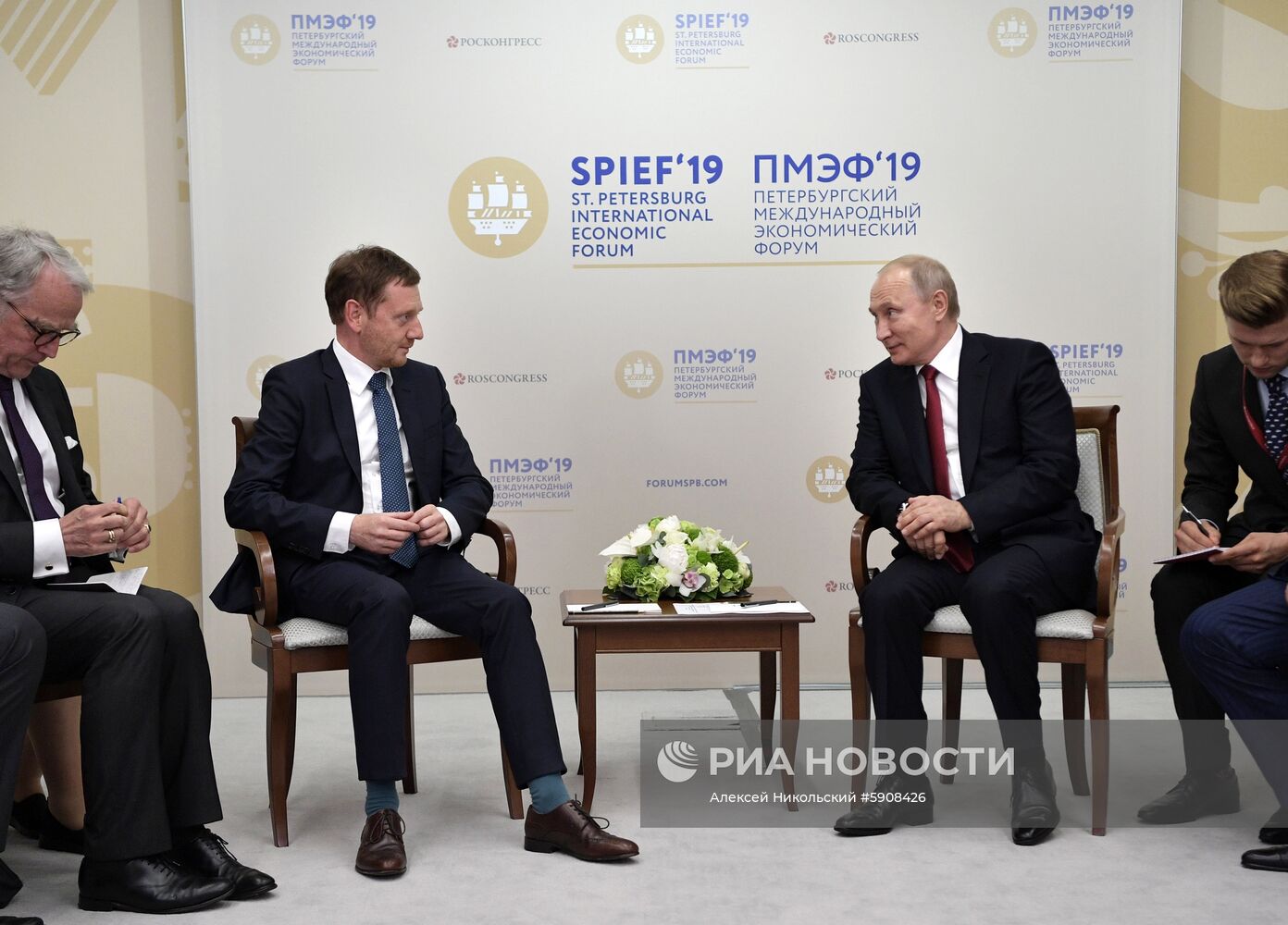 Президент РФ В. Путин на Петербургском международном экономическом форуме. День второй