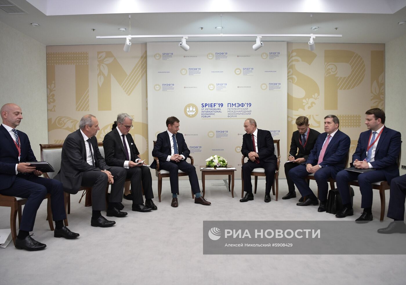 Президент РФ В. Путин на Петербургском международном экономическом форуме. День второй