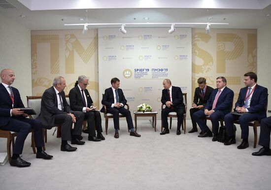 Президент РФ В. Путин на Петербургском международном экономическом форуме. День второй