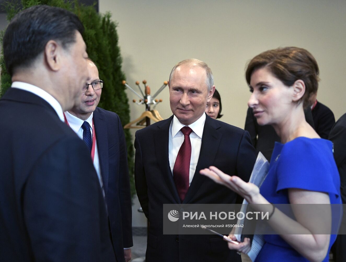 Президент РФ В. Путин на Петербургском международном экономическом форуме. День второй