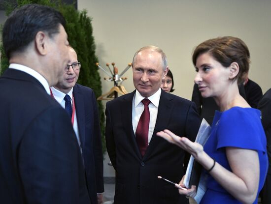 Президент РФ В. Путин на Петербургском международном экономическом форуме. День второй