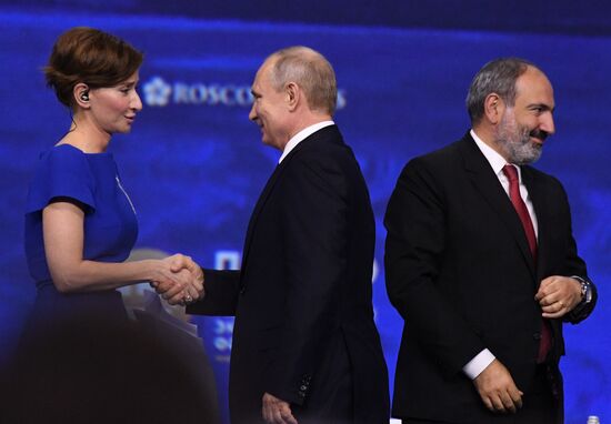 Президент РФ В. Путин на Петербургском международном экономическом форуме. День второй