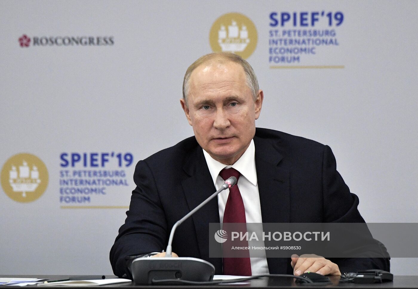 Президент РФ В. Путин на Петербургском международном экономическом форуме. День второй