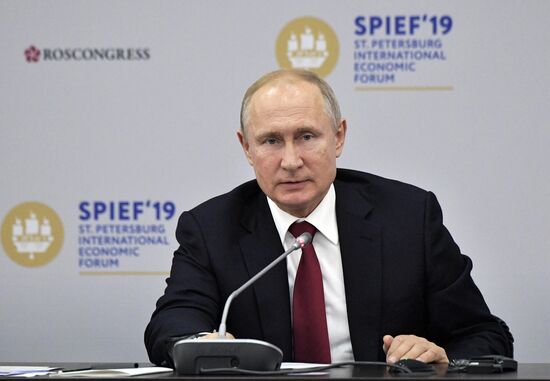 Президент РФ В. Путин на Петербургском международном экономическом форуме. День второй