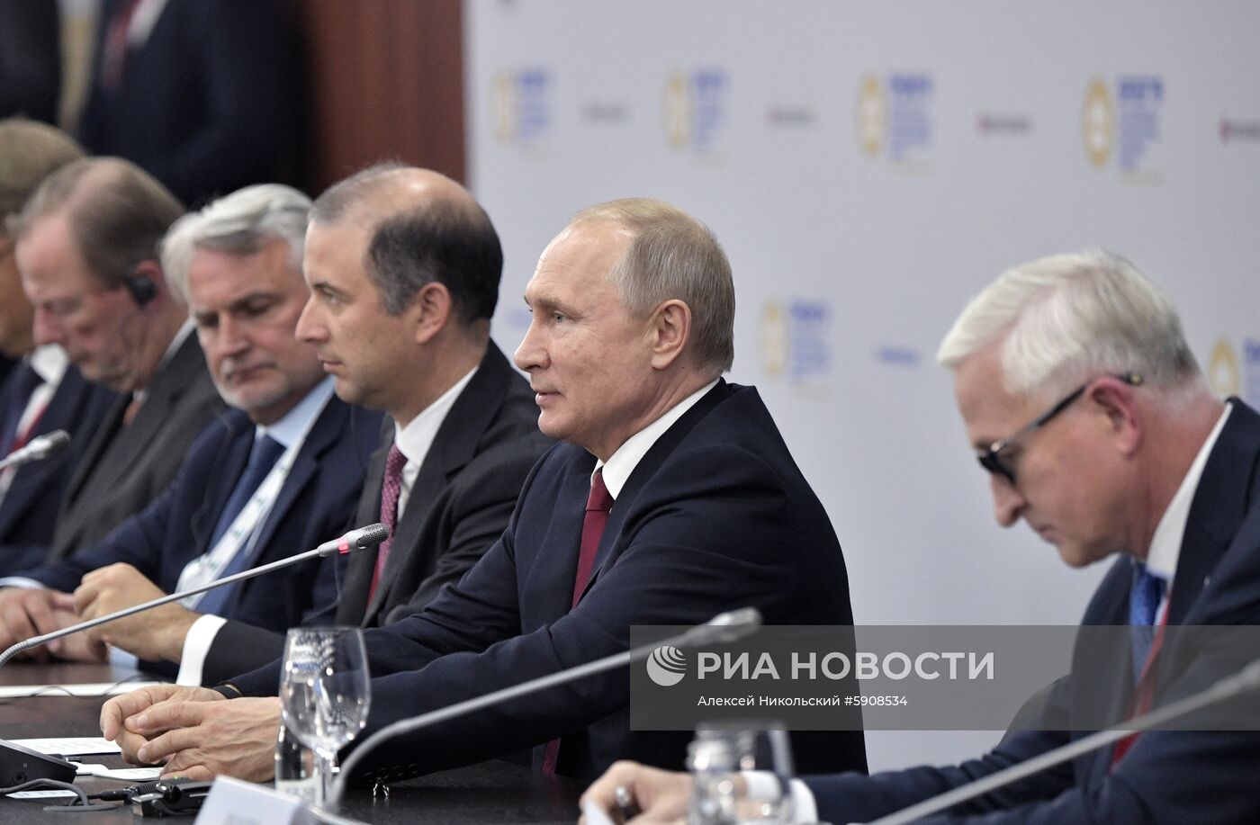 Президент РФ В. Путин на Петербургском международном экономическом форуме. День второй