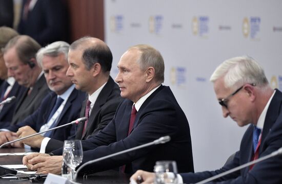 Президент РФ В. Путин на Петербургском международном экономическом форуме. День второй