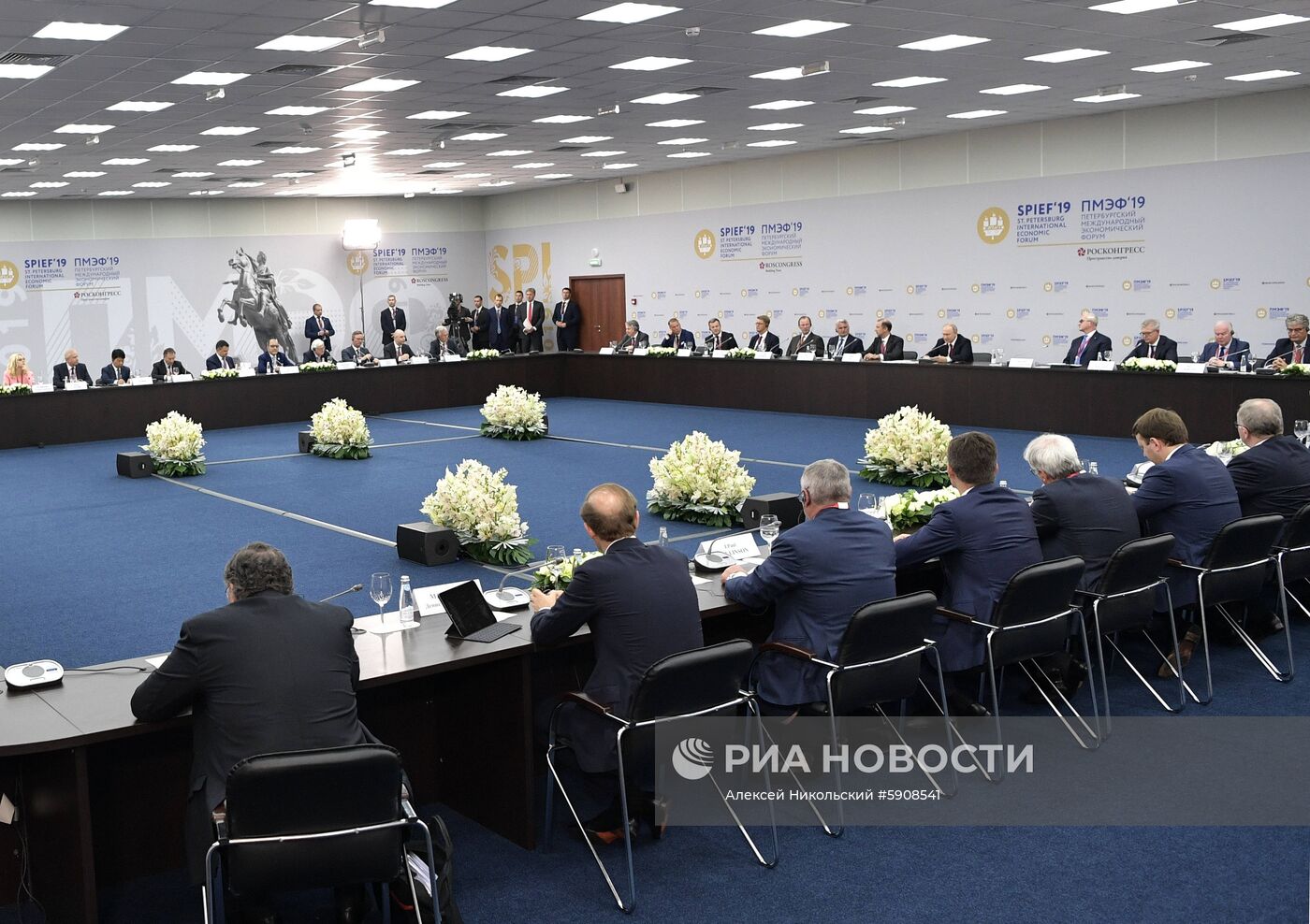 Президент РФ В. Путин на Петербургском международном экономическом форуме. День второй