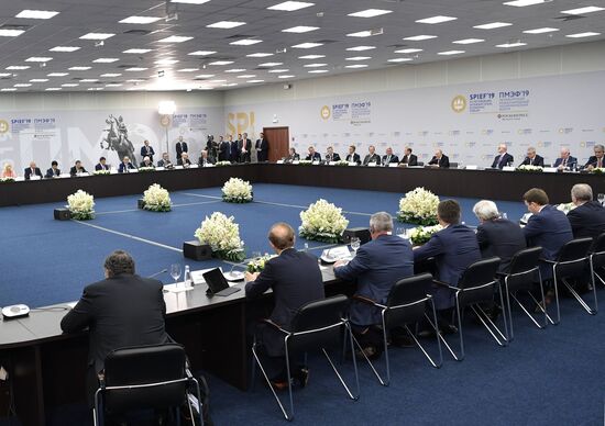 Президент РФ В. Путин на Петербургском международном экономическом форуме. День второй