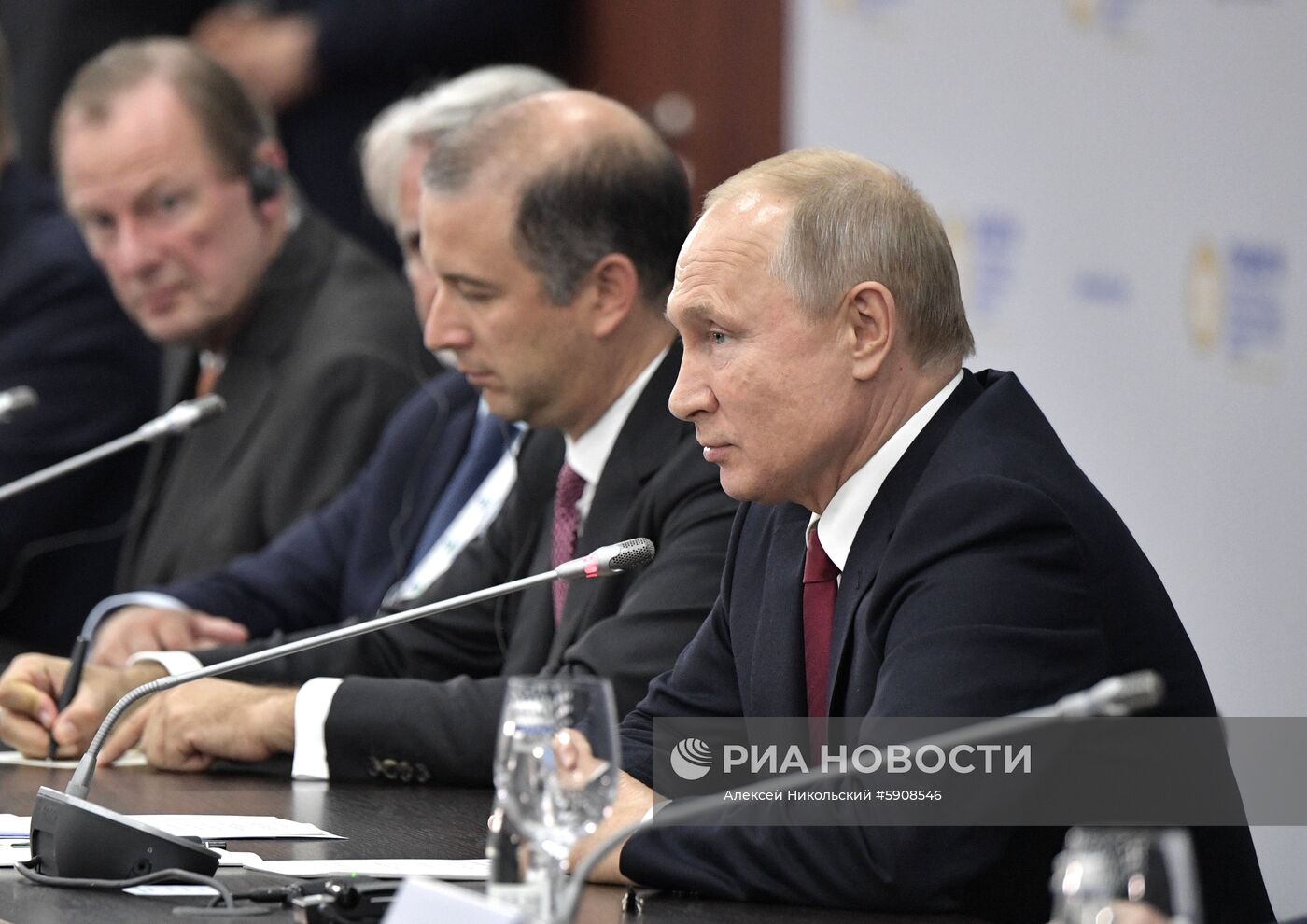 Президент РФ В. Путин на Петербургском международном экономическом форуме. День второй