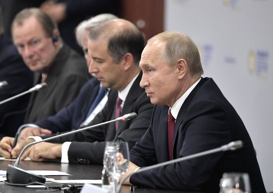 Президент РФ В. Путин на Петербургском международном экономическом форуме. День второй