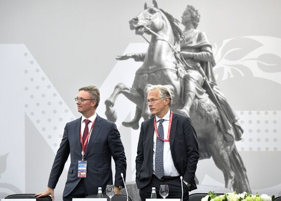 Президент РФ В. Путин на Петербургском международном экономическом форуме. День второй