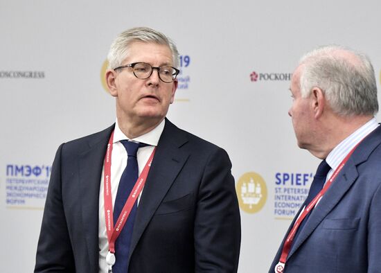 Президент РФ В. Путин на Петербургском международном экономическом форуме. День второй