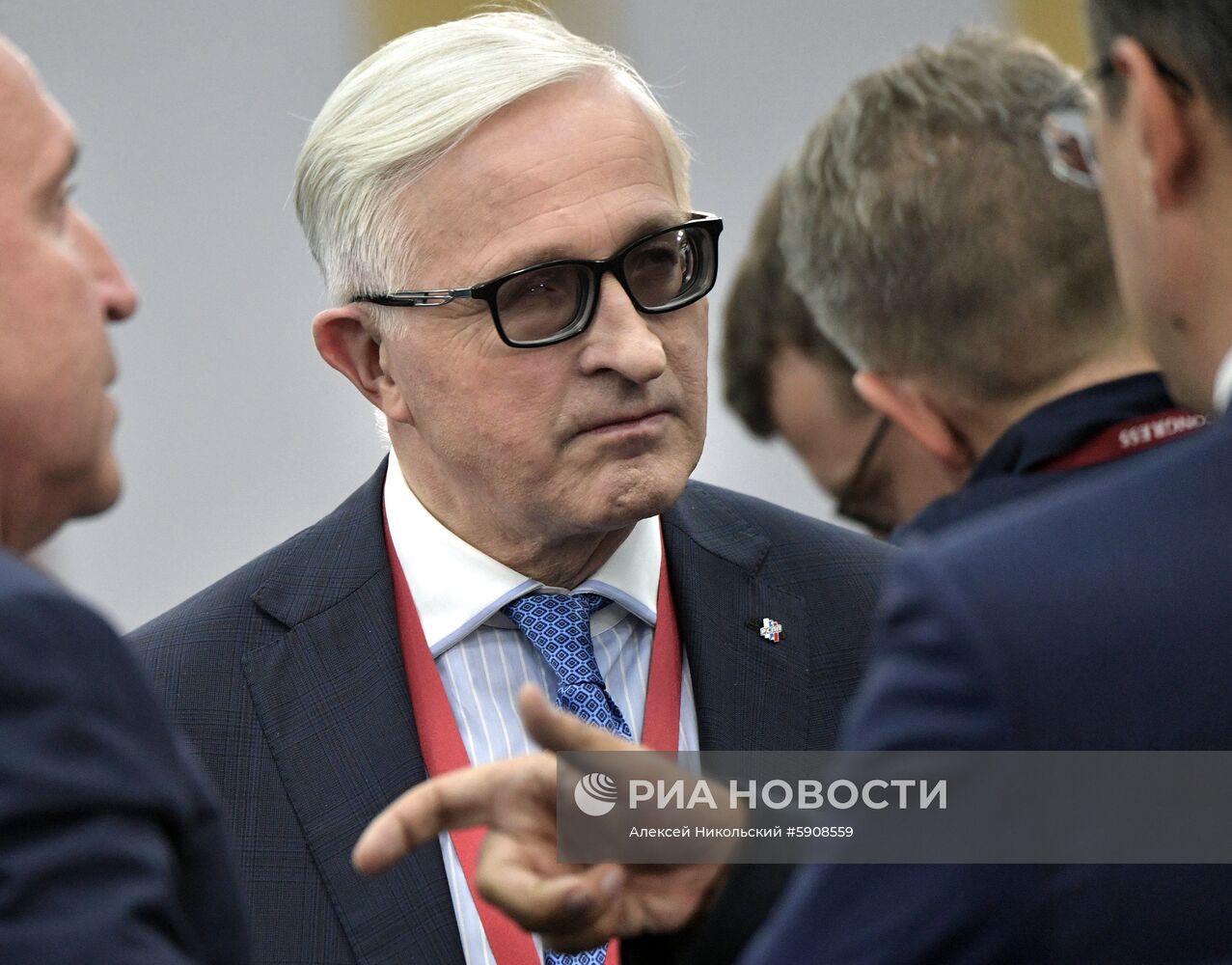 Президент РФ В. Путин на Петербургском международном экономическом форуме. День второй