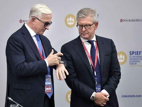 Президент РФ В. Путин на Петербургском международном экономическом форуме. День второй