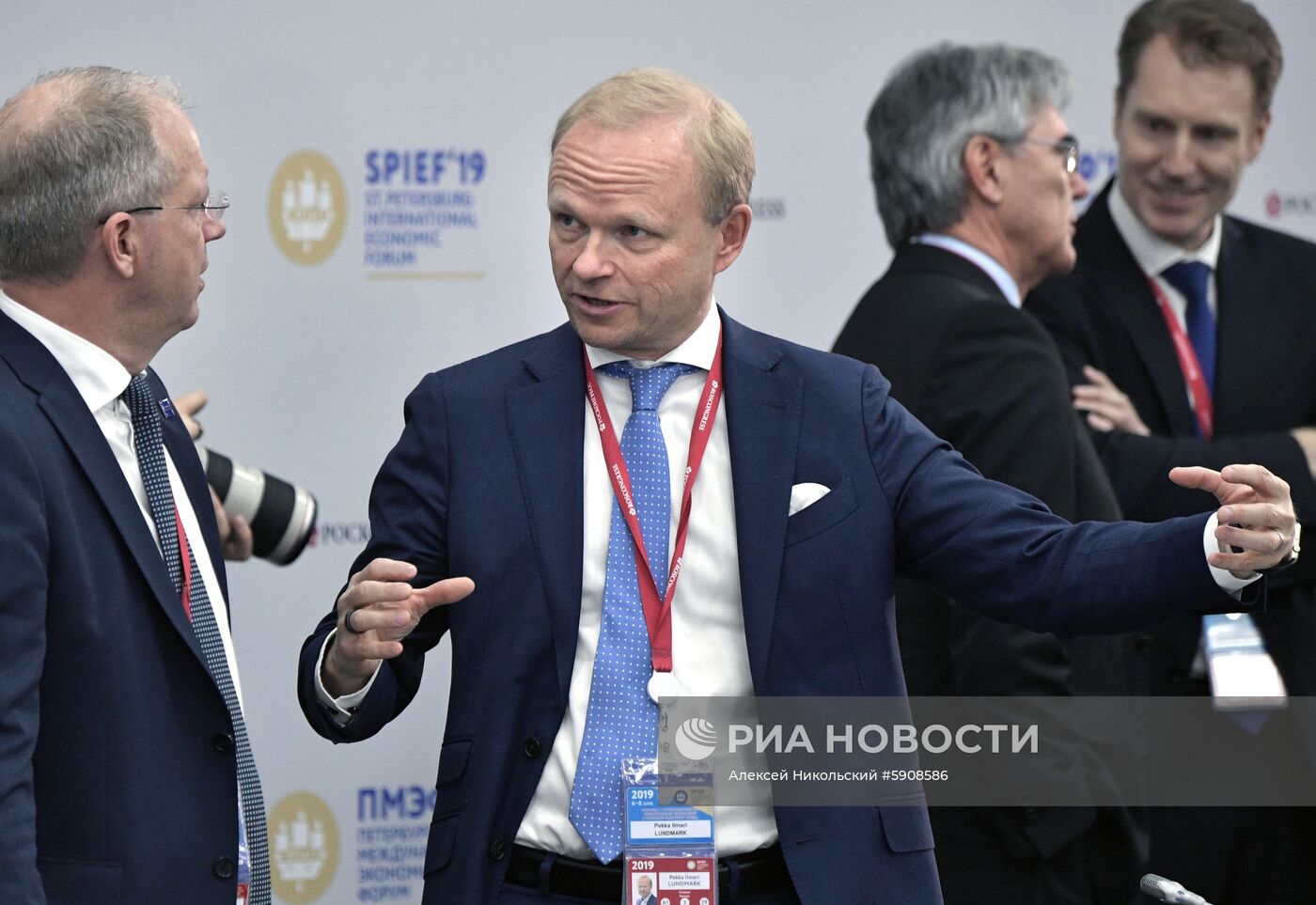 Президент РФ В. Путин на Петербургском международном экономическом форуме. День второй