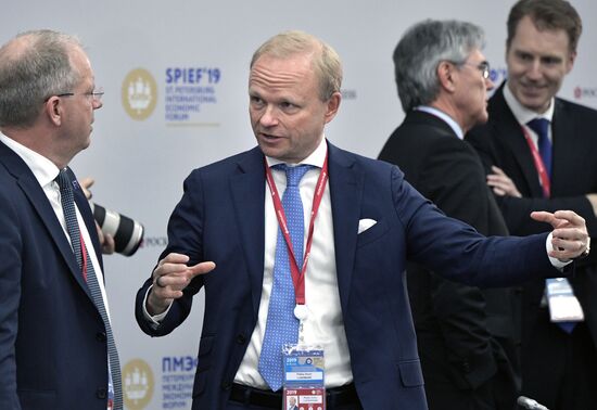 Президент РФ В. Путин на Петербургском международном экономическом форуме. День второй