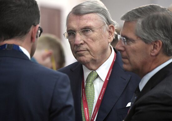 Президент РФ В. Путин на Петербургском международном экономическом форуме. День второй