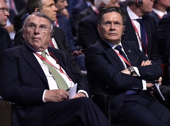 Президент РФ В. Путин на Петербургском международном экономическом форуме. День второй