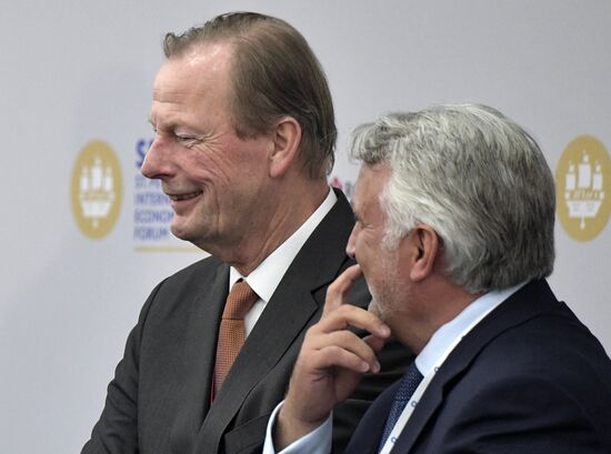 Президент РФ В. Путин на Петербургском международном экономическом форуме. День второй