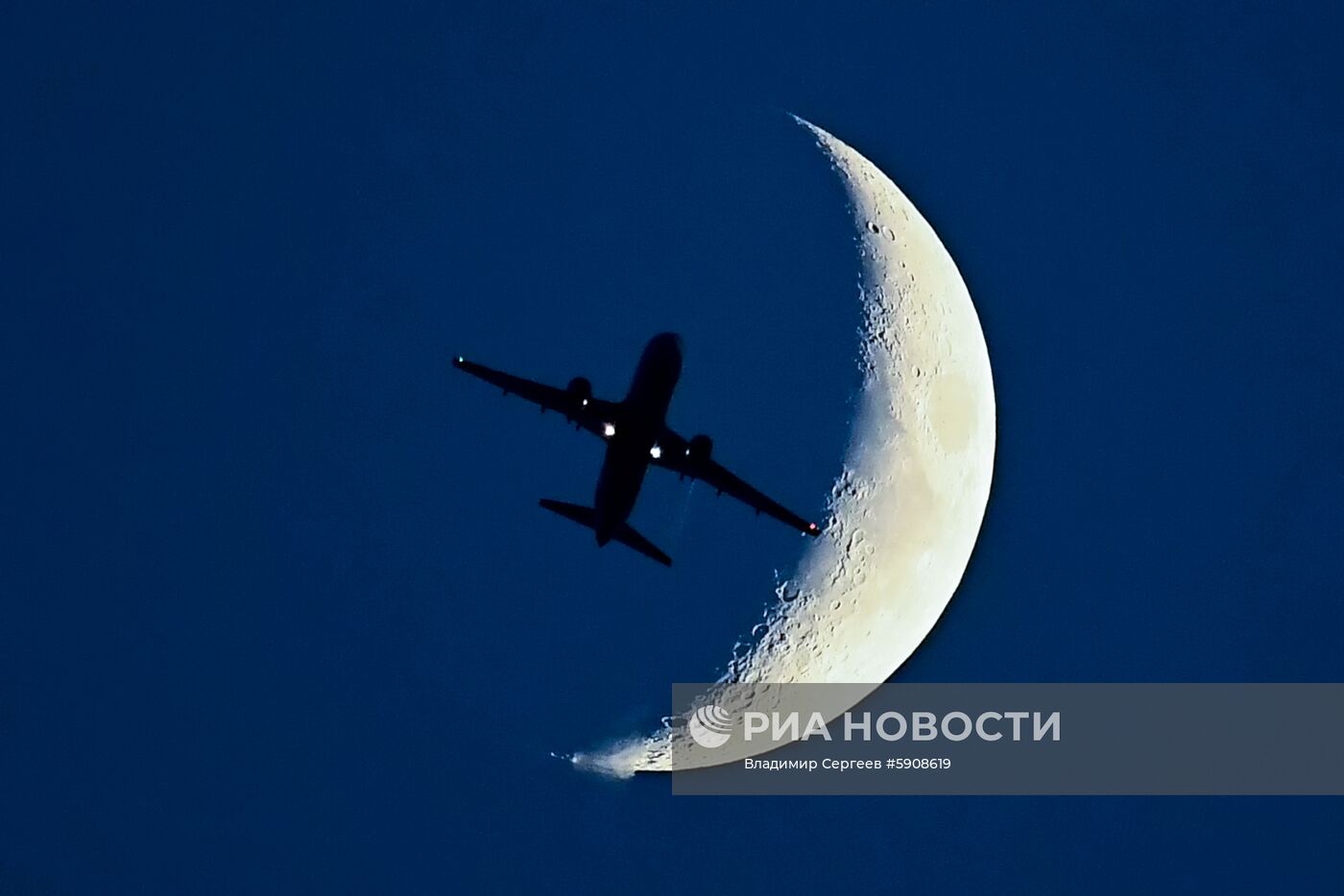 Самолет на фоне Луны