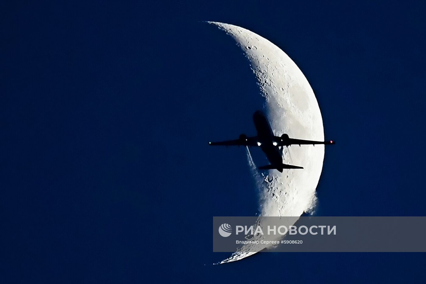 Самолет на фоне Луны