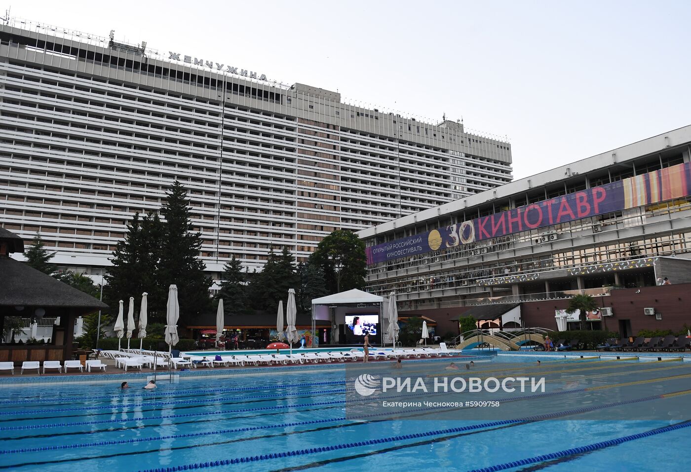 Подготовка к открытию фестиваля "Кинотавр" в Сочи
