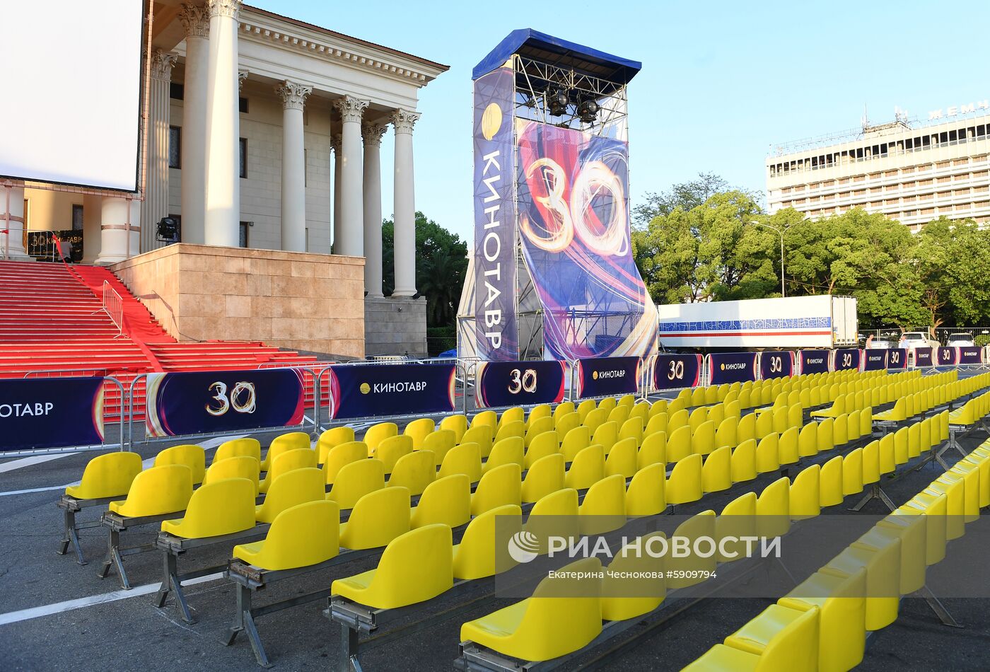 Подготовка к открытию фестиваля "Кинотавр" в Сочи