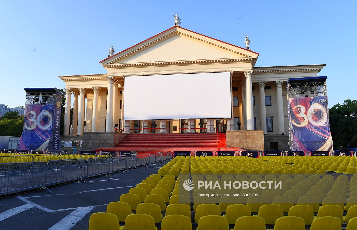 Подготовка к открытию фестиваля "Кинотавр" в Сочи