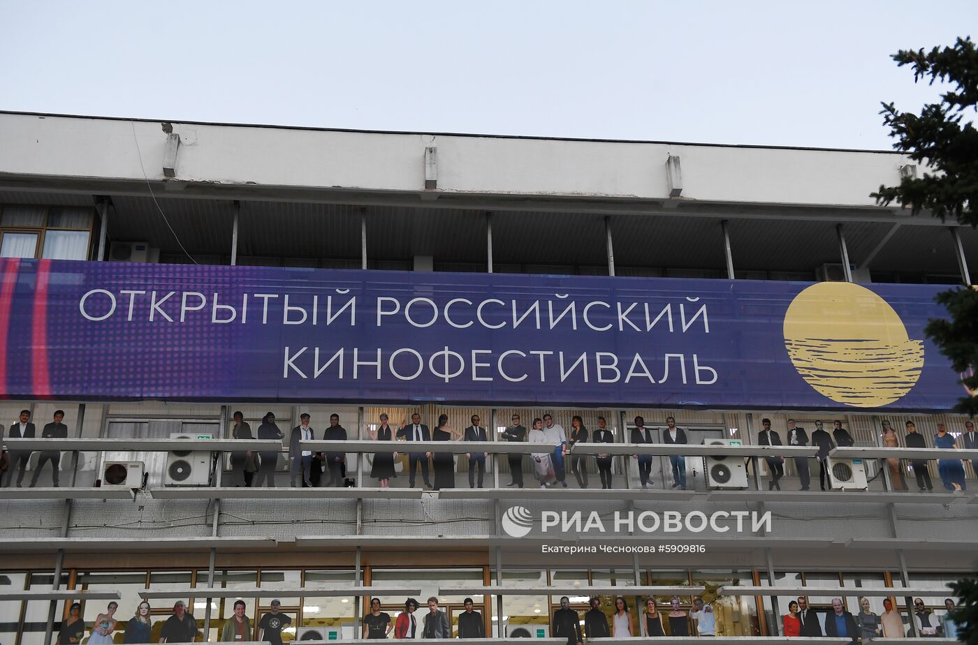 Подготовка к открытию фестиваля "Кинотавр" в Сочи