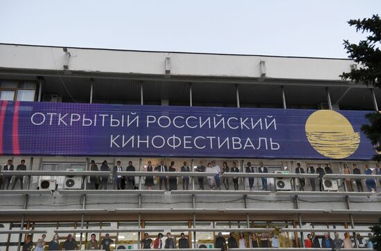 Подготовка к открытию фестиваля "Кинотавр" в Сочи