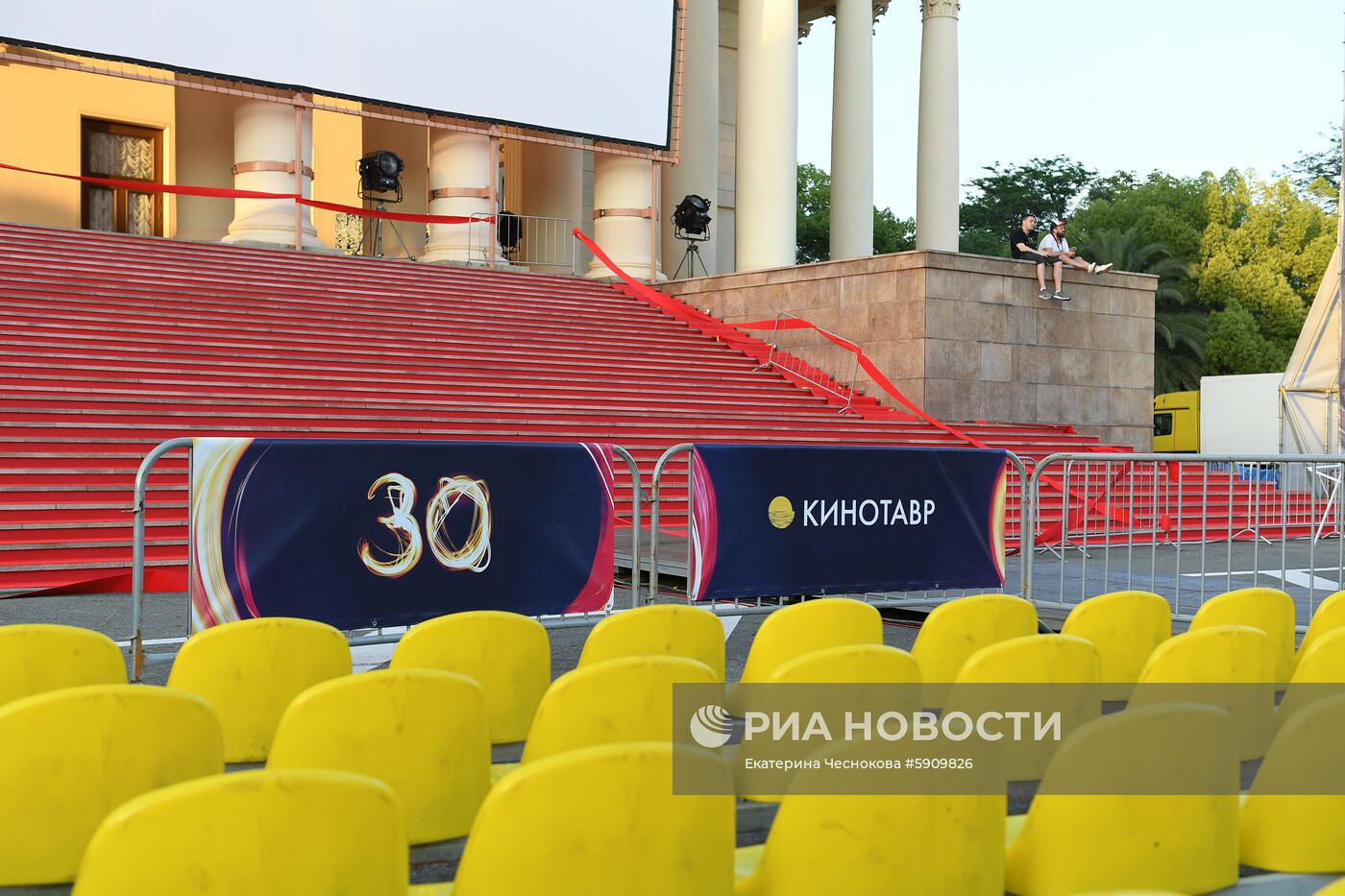 Подготовка к открытию фестиваля "Кинотавр" в Сочи