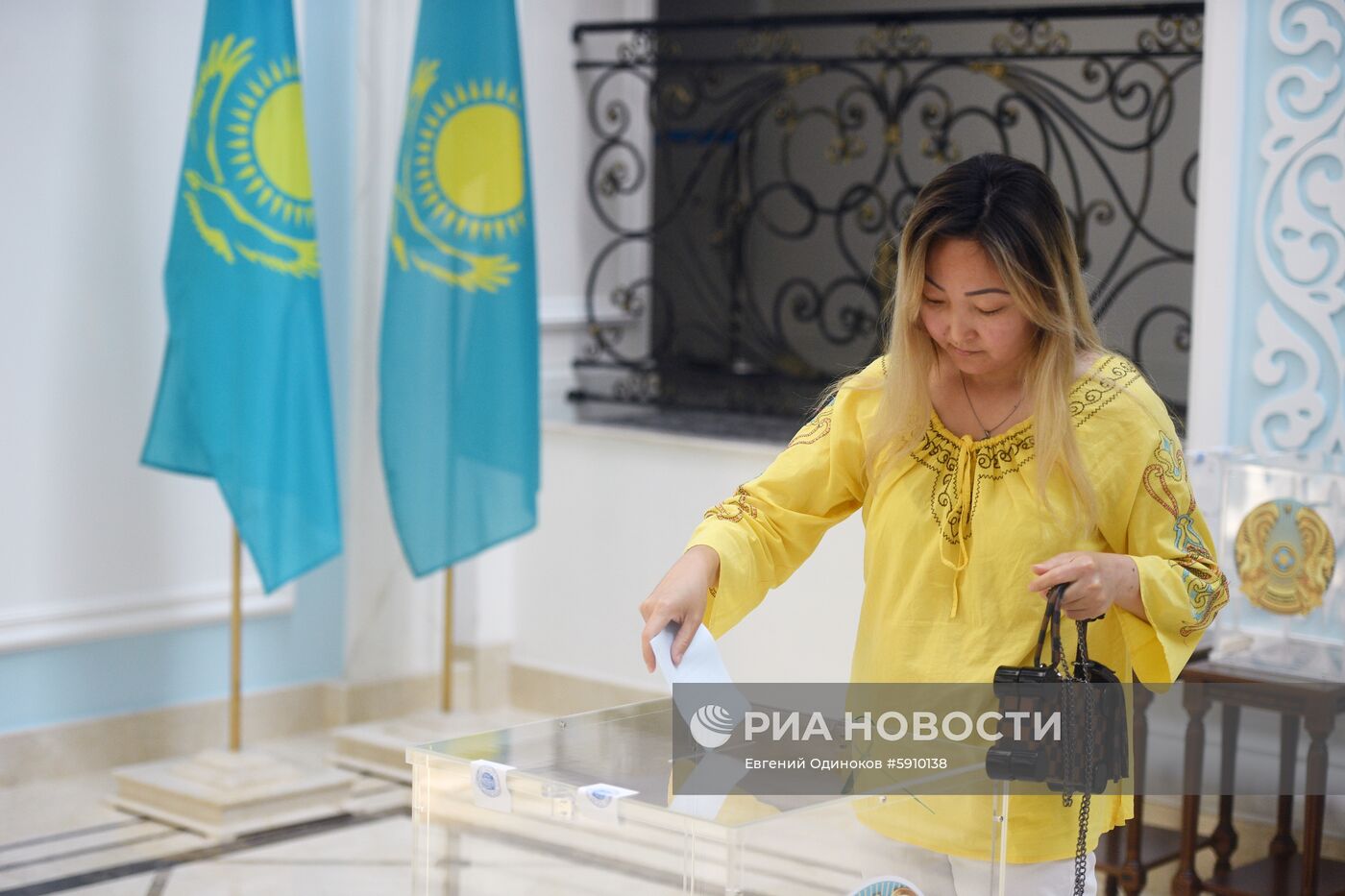 Голосование на президентских выборах в посольстве Казахстана в Москве
