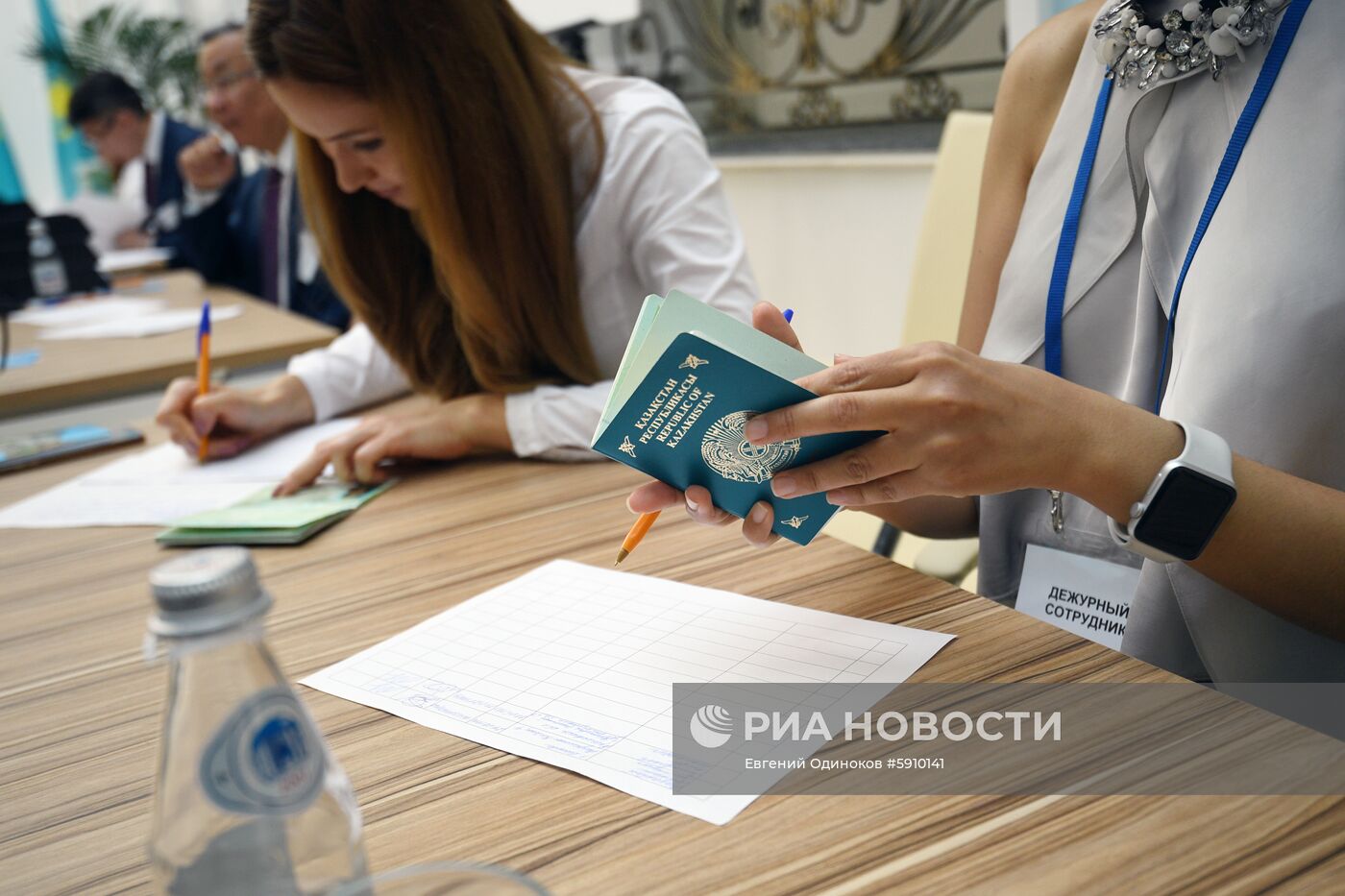 Голосование на президентских выборах в посольстве Казахстана в Москве