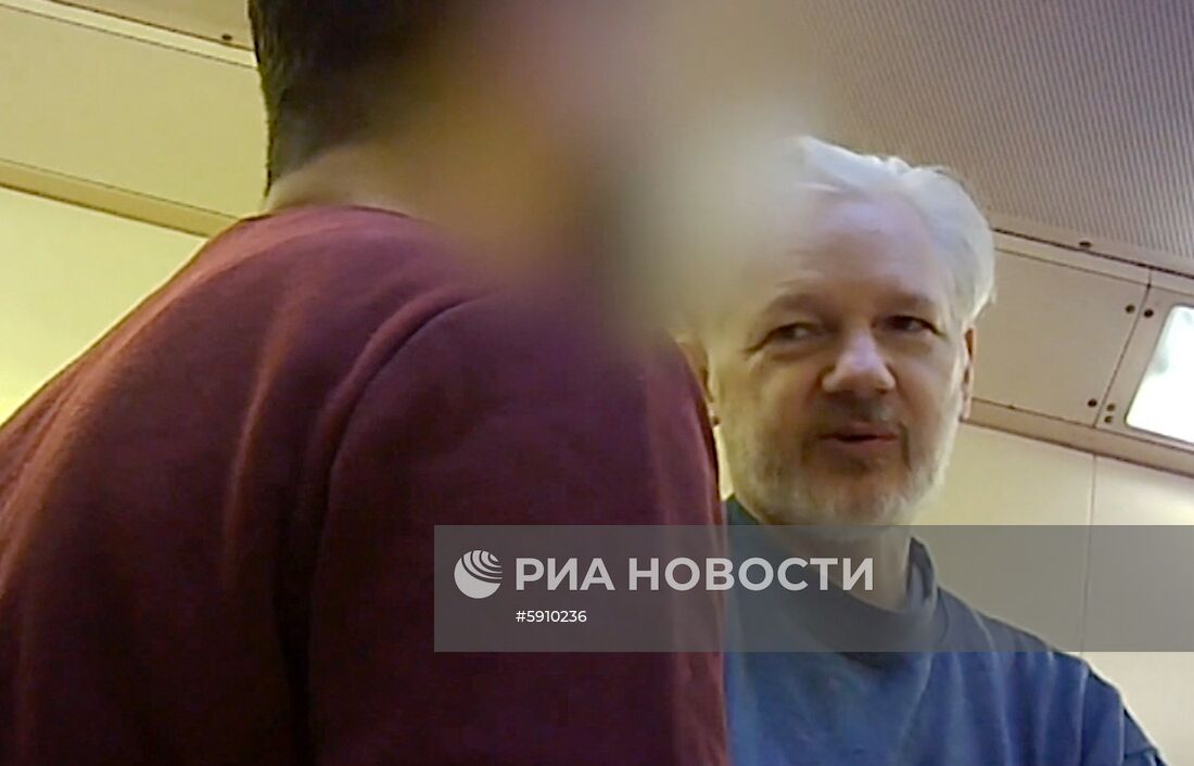 Дж. Ассанж в тюрьме Белмарш в Лондоне